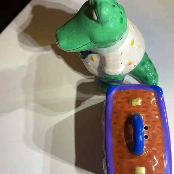 Vintage Russ Alligator Suitcase Tourist Salt and Pepper Shakers